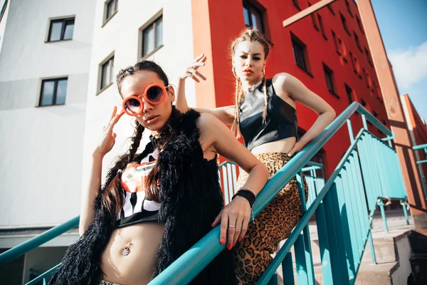 Young pretty woman posing in the street — Stock Photo, Image