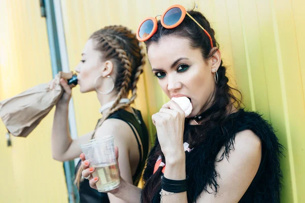 Ragazza che beve dal sacchetto di carta in strada — Foto Stock