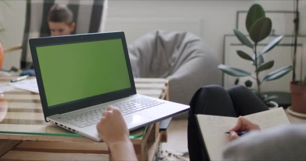 Yeşil ekranlı bilgisayar tutan kadın — Stok video