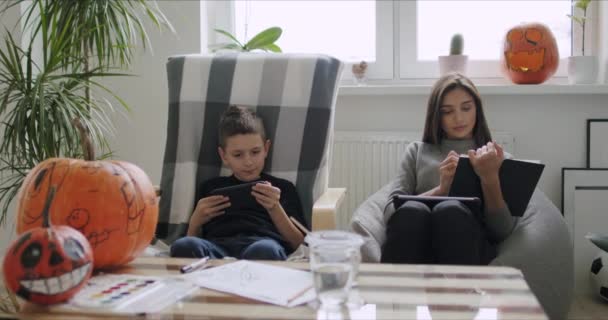 Sohn spielt Spiele auf dem Handy. — Stockvideo