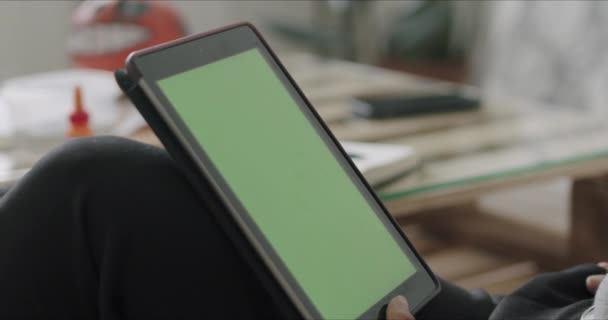 Kobieta trzyma tablet z zielonym ekranem — Wideo stockowe