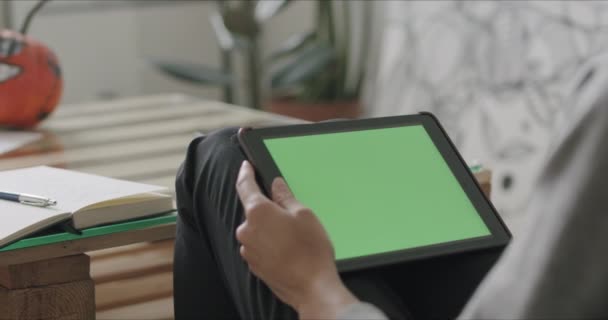 Γυναίκα κρατώντας tablet υπολογιστή με πράσινη οθόνη — Αρχείο Βίντεο