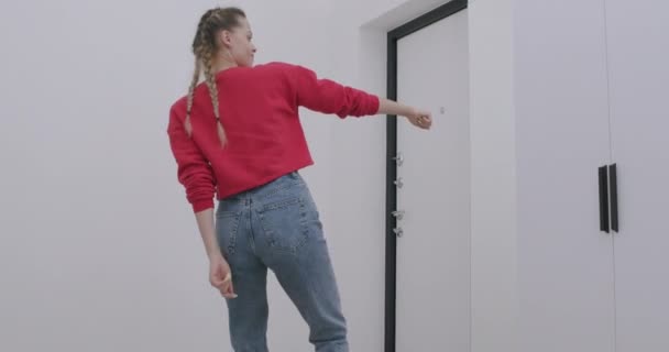 Mujer feliz bailando delante del espejo — Vídeos de Stock
