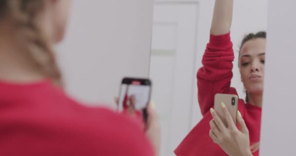 快乐的女人在镜子前跳舞 — 图库视频影像