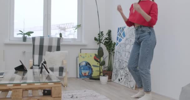 Mulher jovem vlogger dança sorrindo fazendo vídeo — Vídeo de Stock