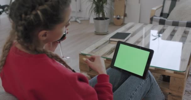 Kobieta trzyma tablet z zielonym ekranem — Wideo stockowe