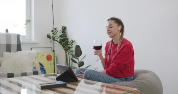 Kobieta pije kieliszek wina podczas rozmowy z przyjacielem — Wideo stockowe