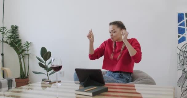 Mulher tomando um copo de vinho enquanto conversa com um amigo — Vídeo de Stock