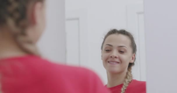 Mujer feliz bailando delante del espejo — Vídeos de Stock