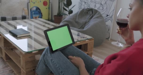 Mujer sosteniendo la tableta con pantalla verde — Vídeos de Stock