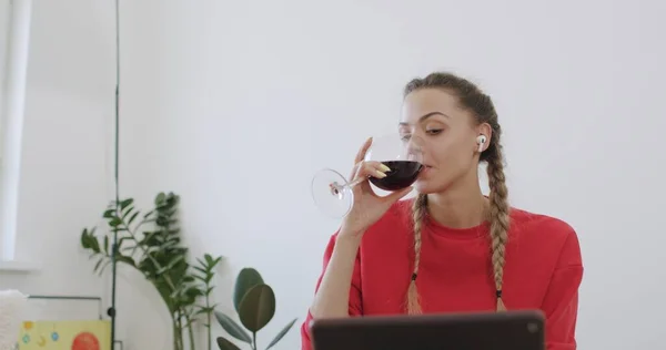 Жінка має келих вина під час спілкування з другом — стокове фото