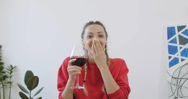 Donna che beve un bicchiere di vino mentre chatta con un amico — Foto Stock