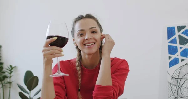 Vrouw met een glas wijn tijdens het chatten met een vriend — Stockfoto