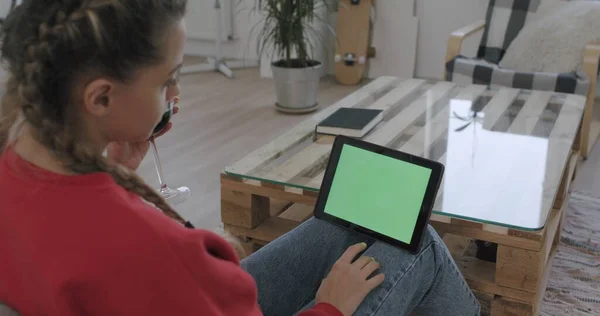 Mulher segurando tablet computador com tela verde — Fotografia de Stock