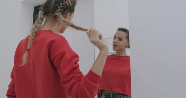 Mujer feliz bailando delante del espejo —  Fotos de Stock