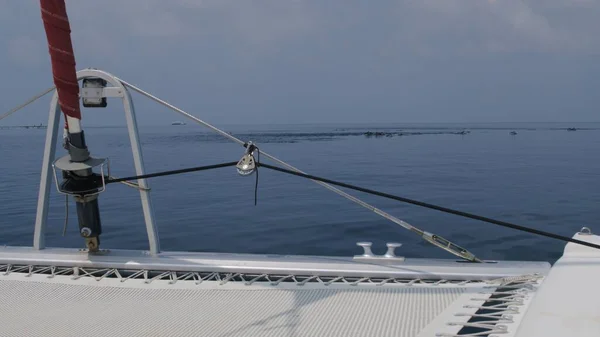 Genieten van uitzicht op zee tijdens cruise — Stockfoto