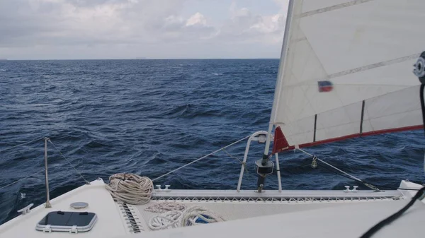 Genieten van uitzicht op zee tijdens cruise — Stockfoto