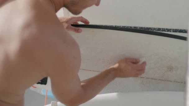 Images de surfeur épilant sa planche de surf sur voilier — Video