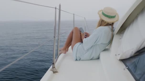 Luxusní cestování na jachtě — Stock video