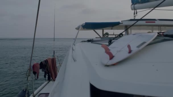 Απολαμβάνουν θέα στη θάλασσα κατά τη διάρκεια της κρουαζιέρας — Αρχείο Βίντεο