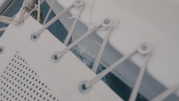 Widok z pokładu jachtu na dziobie — Wideo stockowe