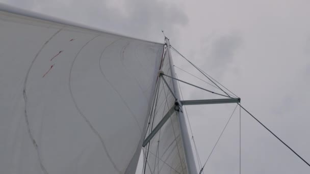 Zeilen in de wind. Volledige zeilen — Stockvideo