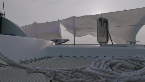 La ropa se está secando en el barco — Vídeos de Stock