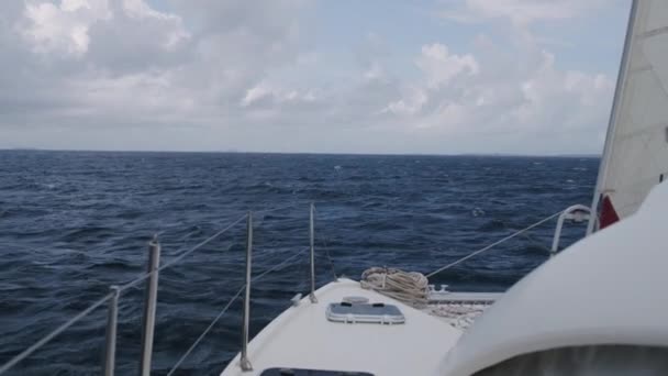 Cieszyć się widokiem na morze podczas rejsu — Wideo stockowe