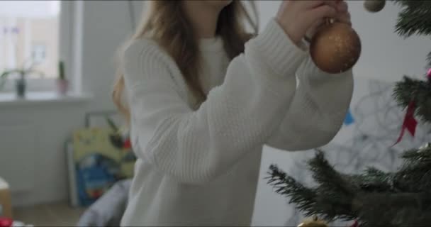 Lycklig flicka dekorera julgran — Stockvideo