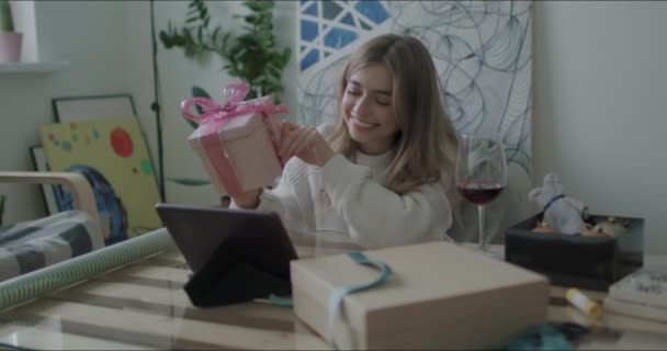 Γυναίκα τυλίγοντας χριστουγεννιάτικα δώρα — Αρχείο Βίντεο