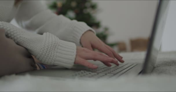 Kobiet ręka wpisując na laptopie — Wideo stockowe