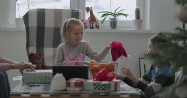 Feliz pacote de família presentes de Natal — Vídeo de Stock