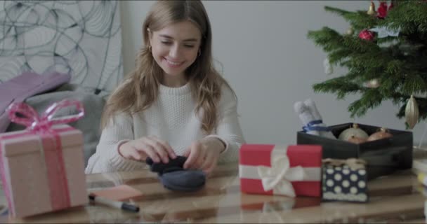 Mujer envolviendo regalos de Navidad regalo — Vídeo de stock