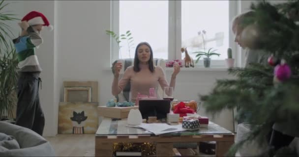 Feliz pacote de família presentes de Natal — Vídeo de Stock