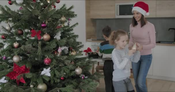 Glad familj pack julklappar — Stockvideo