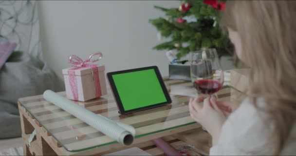 Donna che avvolge regalo di Natale — Video Stock