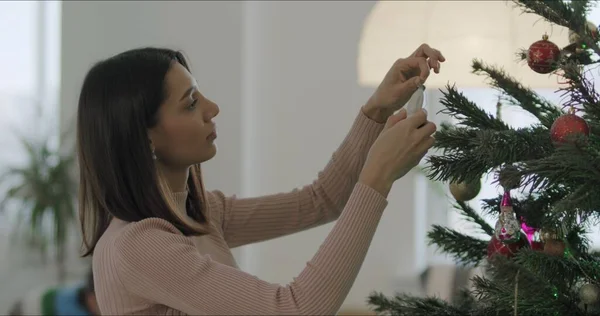 Noel ağacı süsleyen mutlu kız. — Stok fotoğraf