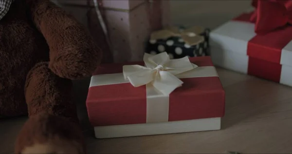 Chico pone regalo bajo árbol — Foto de Stock
