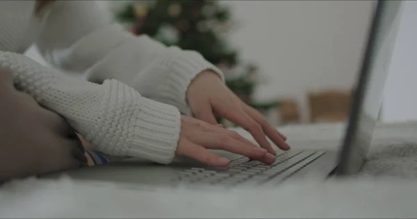 Mano delle donne digitando sul computer portatile — Foto Stock