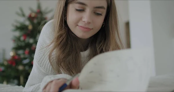 Menina faz anotações no caderno — Fotografia de Stock