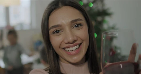 Cámara vista de la mujer tomando selfie —  Fotos de Stock