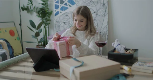 Mujer envolviendo regalos de Navidad regalo —  Fotos de Stock