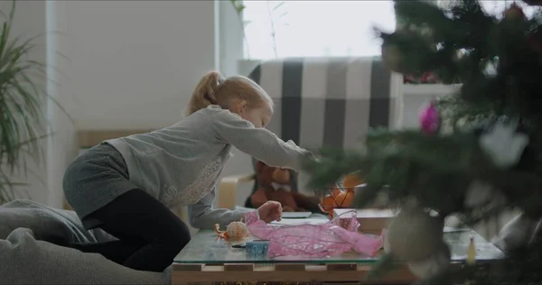 Mujer envolviendo regalos de Navidad regalo — Foto de Stock