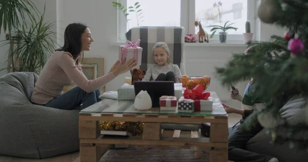 Glückliche Familie packt Weihnachtsgeschenke ein — Stockfoto