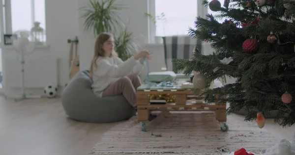 Mujer envolviendo regalos de Navidad regalo —  Fotos de Stock