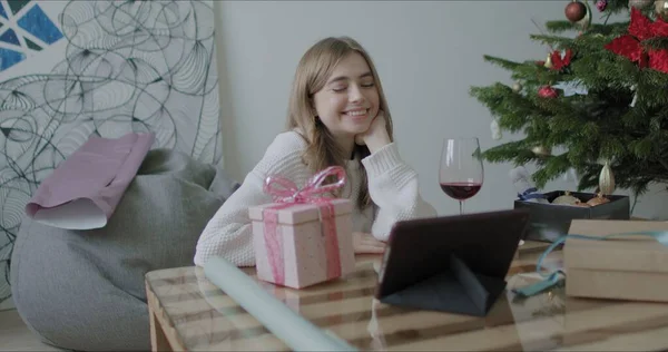 Mujer envolviendo regalos de Navidad regalo —  Fotos de Stock