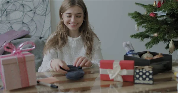 Mujer envoltura regalos caja de regalo —  Fotos de Stock