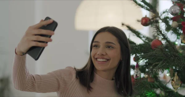 Kavkazská žena používající chytrý telefon — Stock fotografie