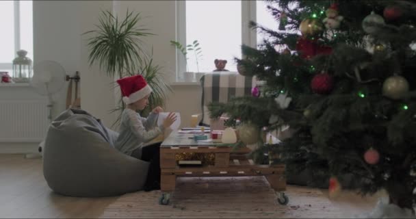 Kvinna inslagning julklappar gåva — Stockvideo