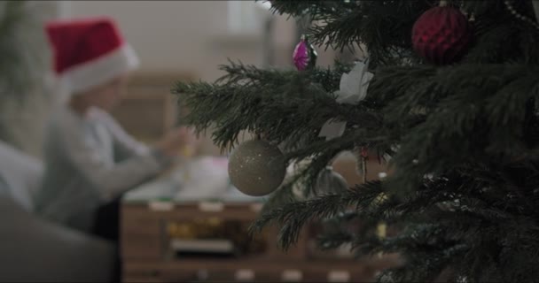 Mujer envolviendo regalos de Navidad regalo — Vídeo de stock